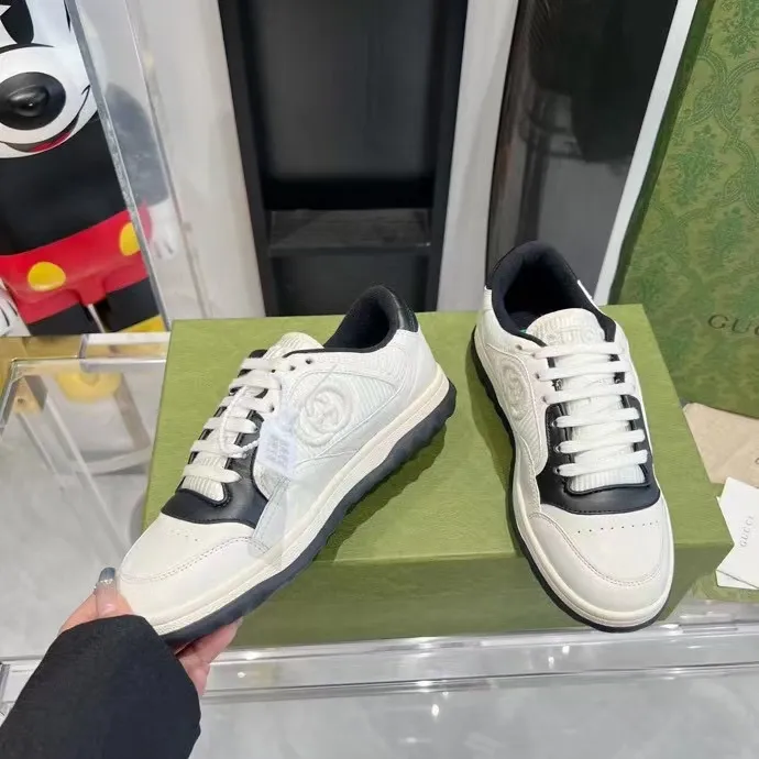 👟👟Ex-factory price 520👟👟 Women's shoes, women's clothing, men's size +10 Gucci Gucci 2023 latest hot model MAC80 sports shoes, couple style, casual, retro, old, dirty shoes, small dirty shoes, white shoes, original purchase, development, production, Gucci MAC80 new hot model series. The exquisite and compact interlocking double G logo romantically interprets the aesthetic concept of this series. Made of off-white leather, retro inspiration is cleverly integrated into the design of sports shoes, reinterpreting the brand logo. Fabric: Original custom-made imported first-layer cowhide. Lining: Original custom-made imported breathable mesh lining. Outsole: Original molded two-color T👟👟factory price U outsole. Bottom thickness: 3CM. Size: women's 35-40 / men's 39-45.